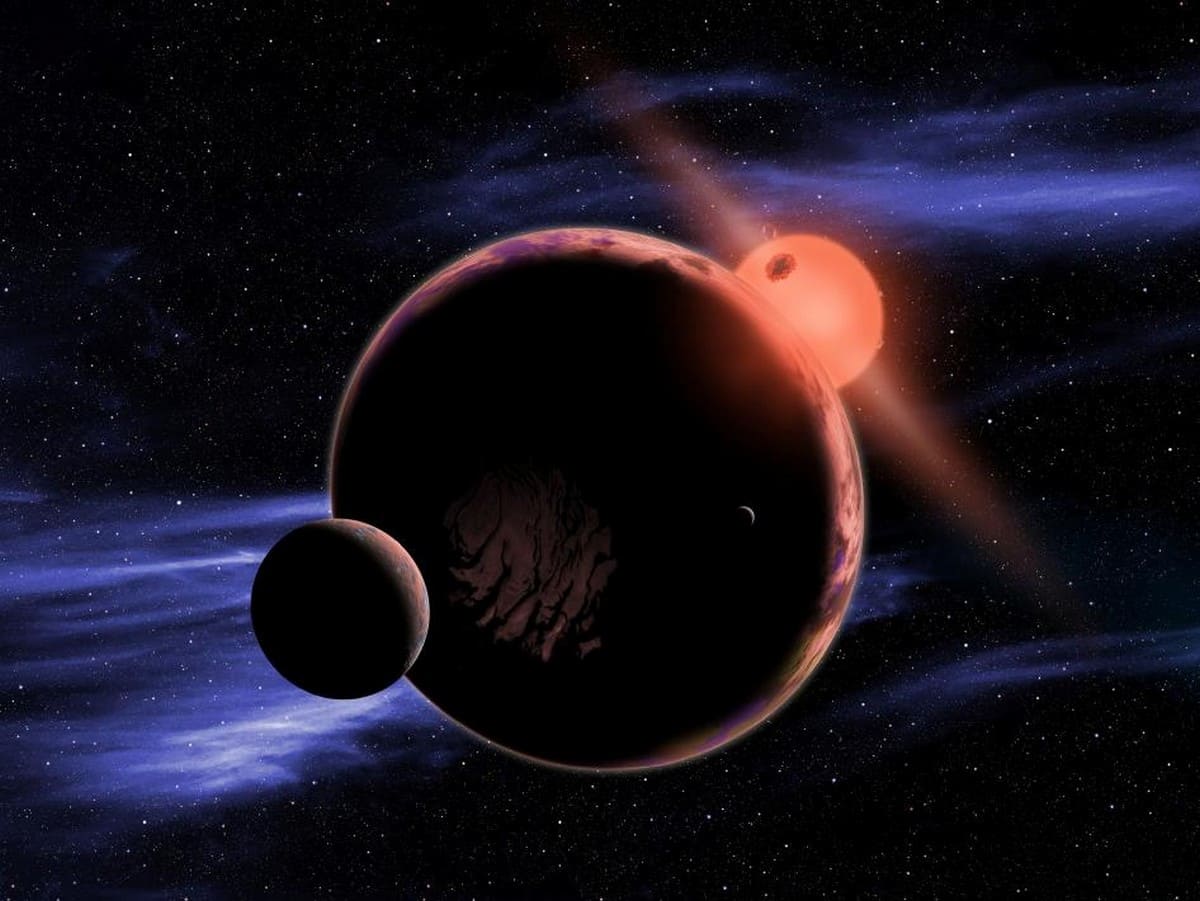 В концепции художника изображена гипотетическая планета с двумя спутниками